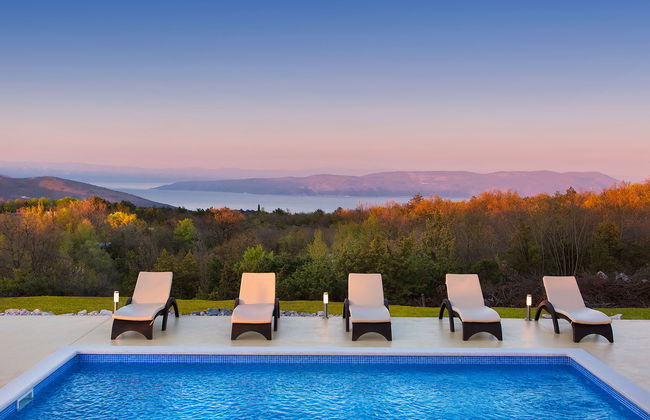 Detached Villa With Private Pool Located on Hill Overlooking Kvarner - Foto 1