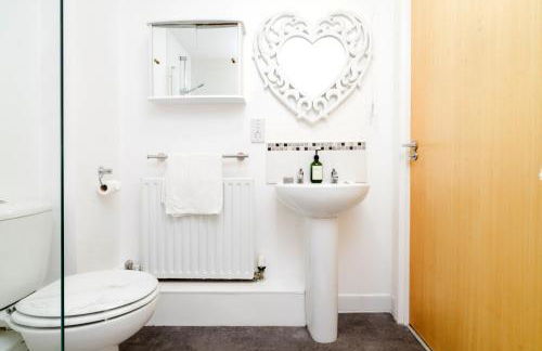 2BR Flat Near City Centre with Free Parking - Foto 17