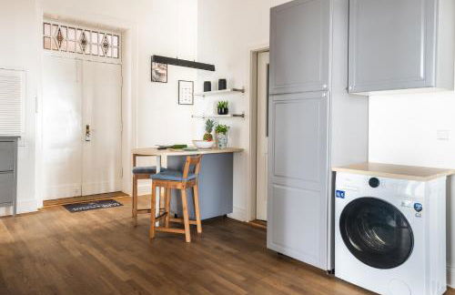 KAISER 02 by ROCKCHAIR Apartments l SUPERHOST Status l 3 Bedrooms Boxspringbeds 2 Bathrooms l Cozy Family & Business Flair 155 sqm 3 Balcony 2nd Floor Elevator up to 10 guests welcomes you! - Foto 27