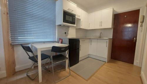 Newly refurbished studio - Photo 5