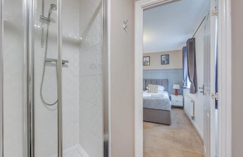 Oakbridge House - 6 mins drive to CMK - Free Parking, Fast WiFi, Smart TVs with Sky and Netflix by Yoko Property - Foto 16