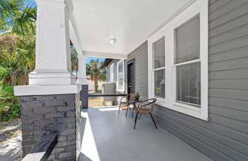 Charming and Historic Bungalow Near All - Foto 26