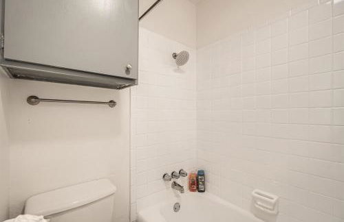 Your Modern King Suite Getaway - Sleeps 4 - Pool, Prkg - Foto 15