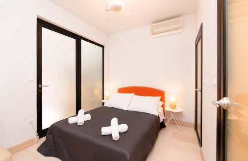 VILLA PHILIPPA - luxurious five-room villa - idyllic location - first row to the sea - spectacular view of the sea bay - unforgettable sunsets - 15 minutes from Supetar ferry port - free parking - private heated pool - Foto 58