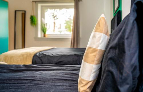 Sleek and Stylish 3 Bed in Greenock - Sleeps 8 - Photo 26