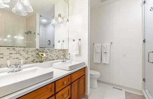 Windy City Getaway - 3BR 2BA Chicago Townhouse home - Photo 47