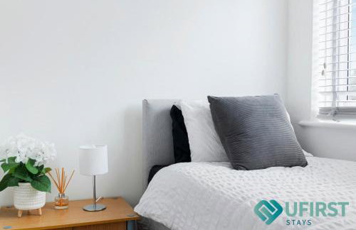 Delightful 3BR Home - Hot Tub - Near Castle, QMC - City Centre & Trent Bridge - Free WiFi & Parking - Sleeps 6 - Foto 25