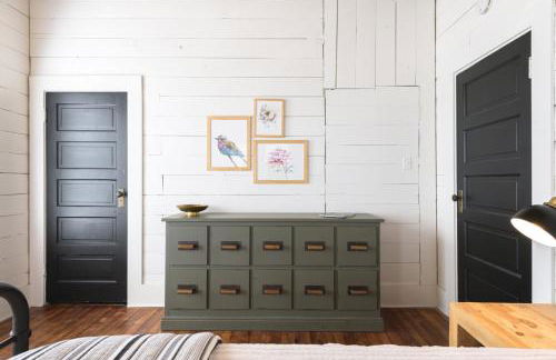 Restored 1930s Uptown Bungalow 2 min to Magnolia Silos - Photo 44