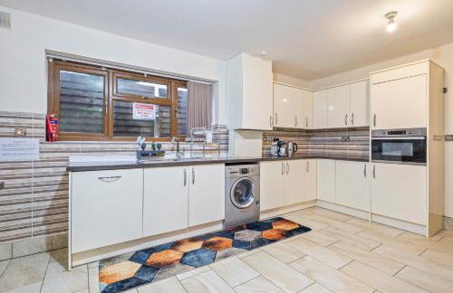 Spacious 4 Bedroom Home Near City Centre Sleeps 11 with Free Parking - Foto 33