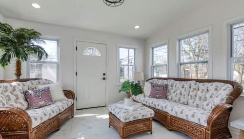 Stylish 3BR w Sunroom & Deck - Foto 2