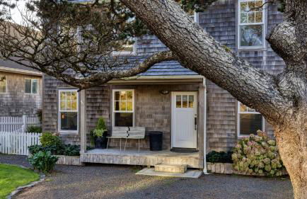 Beachside Retreat w Hot Tub Balcony Dining Blue-Ceiling Charm Sea Cured by AvantStay - Photo 28