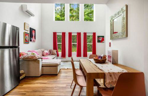 Unique Barbie-Themed Pink Cabin in Black Mountain, North Carolina - Foto 21