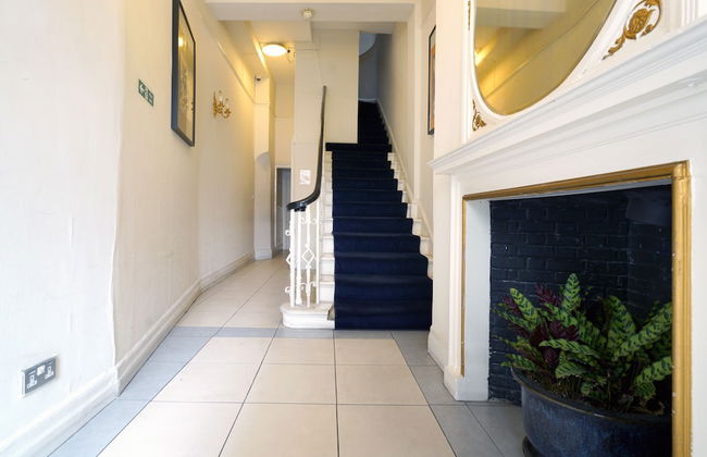 17 Hertford Street - Photo 2