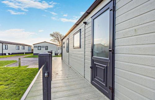 Binky Lodge Stylish Cosy 3-Bedroom Holiday Lodge Hoburne Naish Barton on Sea - Photo 21