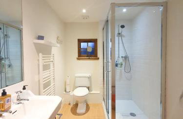 Edinburgh 2-Bedroom Cottage with Parking - Ground Floor - Foto 19