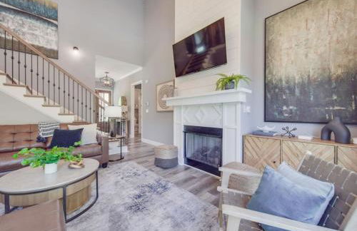 5BR Farmhouse Lake Retreat Pool Hot Tub Theater - Foto 6