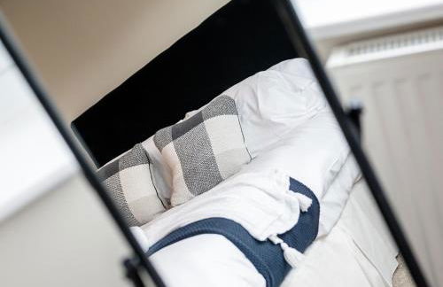 Pass The Keys Picture Perfect Haven in Didsbury Village - Free Parking & EV Station - Photo 31