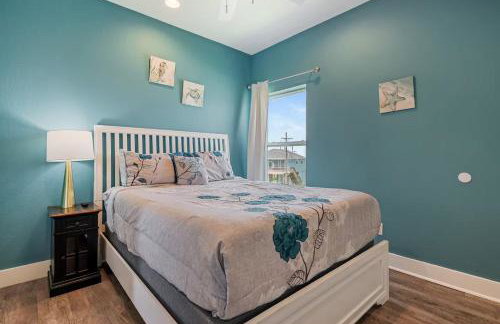 Steps to the Beach | Tiki Bar Fun | Epic Bay Views | Sleeps 8 - Foto 34