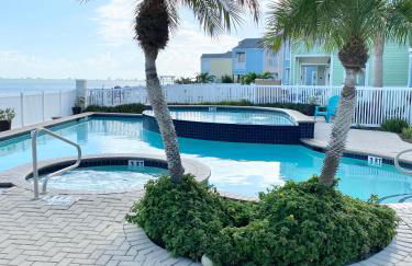 Bayfront Cottage- Pool - Hot Tub - Close to Beach - Foto 36