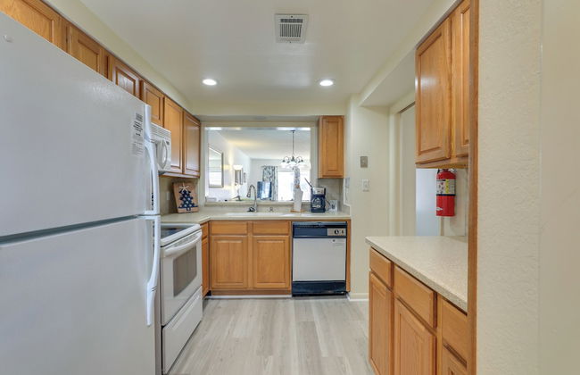 Sunny Cocoa Beach Condo with Balcony and Pool Access - Foto 33