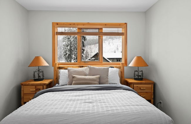 MODERN 4,500 sqft Ski Chalet: 5 Br + 6 Ba | Pool Table | Pool + PRIVATE Hot Tub - Photo 7