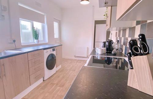 Stylish 4BR Home - Free WiFi -Ideal for Contractors - Foto 17