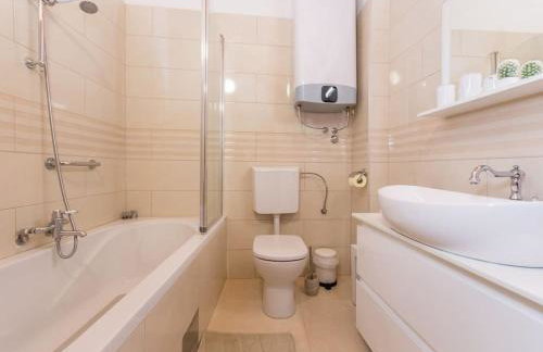 The Grandfather's courtyard villa with heated pool - Foto 11