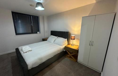 Modern 2 Bed Flat with parking Next to Basildon Station - Foto 5