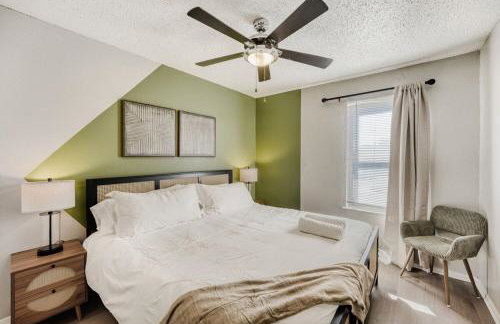 Polished King Getaway - Sleeps 4 - Pool, Prkg - Foto 11