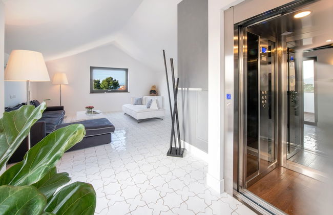 Luxury Apartment with Penthouse and Pool - Photo 44