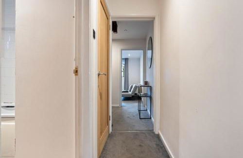 Cozy 2BR Getaway - Private Hot Tub & Bath Retreat - Foto 14