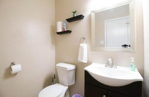 Cozy Home - Self Check-In w/Spacious Deck - Foto 7