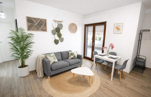 Attico Luminoso con Terrazzo e Parcheggio Gratuito - Foto 1