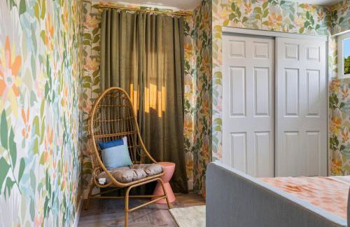 Whimsical Oasis Retreat by Rather Be Properties - Foto 47