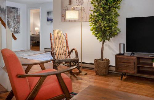 Renovated cabin w hot tub & deck - Foto 10