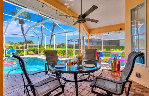 Spacious Canal-View Home with Pool and Game Room - Foto 65