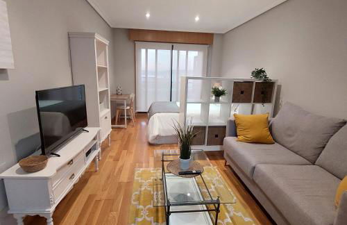 Estudio céntrico con garaje y vistas al mar. - Foto 1