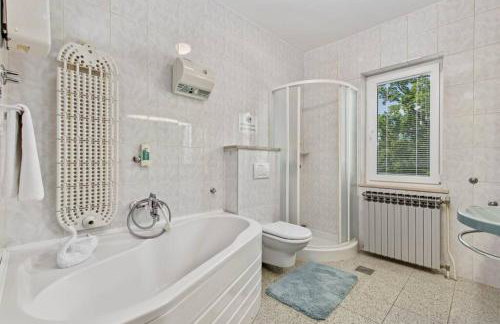 Holiday house with swimming pool - Photo 27