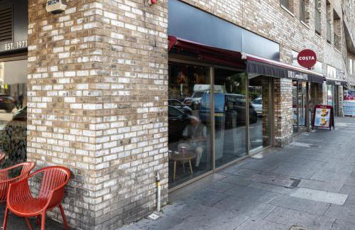 Modern home with driveway parking for 2 vehicles, near Tottenham Hotspur Stadium, White Hart Lane Train Station - Foto 49