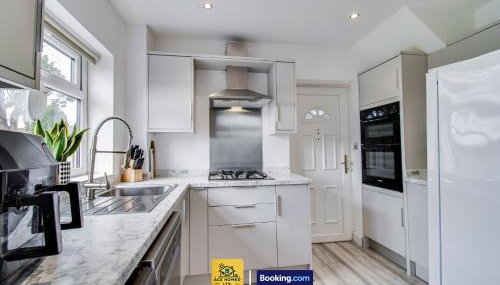 Convenient City Flat By Ace Homes Contractors Accommodation Leeds With Free Parking - Photo 2, stove, dishwasher, pet friendly, toaster, minibar