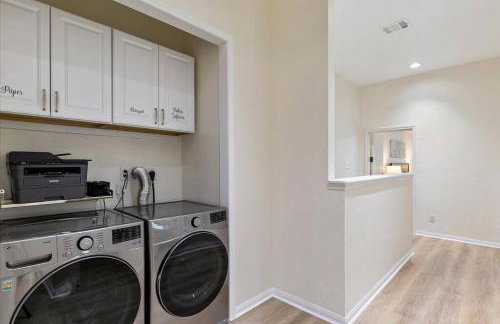 Bring the Crew! 4BR Luxe Pad, Backyard Magic & City at Your Door - Foto 16