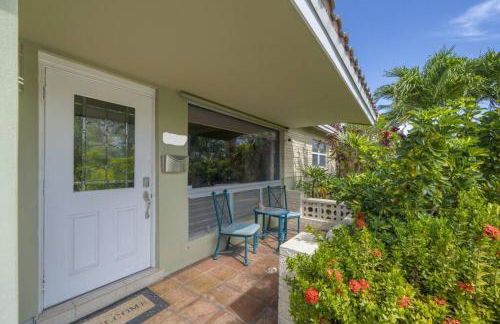 Palm Paradise-Seaside Home w Heated Saltwater Pool - Photo 27