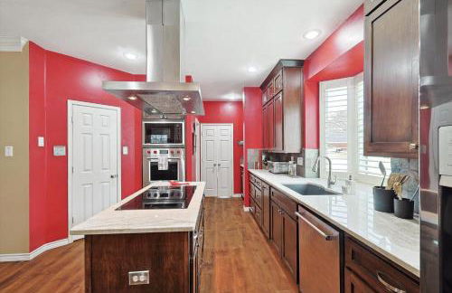 DFW Getaway - 4 Bedrooms Pool Oasis Media Room - Photo 15