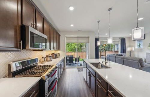 Serene Port Orchard Retreat - 3BR 3BA with Trails and Amazing Views - Foto 9