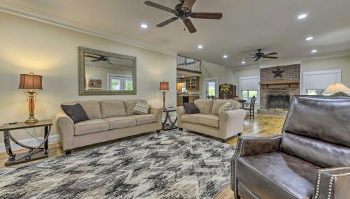 Remodeled Pittsboro Farmhouse Sitting on 220 Acres - Foto 5