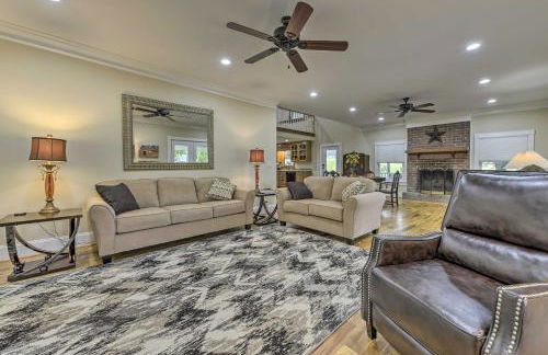 Remodeled Pittsboro Farmhouse Sitting on 220 Acres - Foto 5