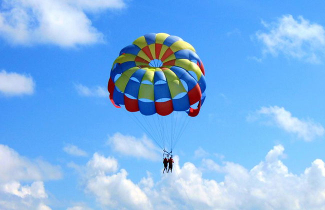 Volo in parasailing di 10 minuti sulla baia di St. George con foto e video inclusi - Foto 6