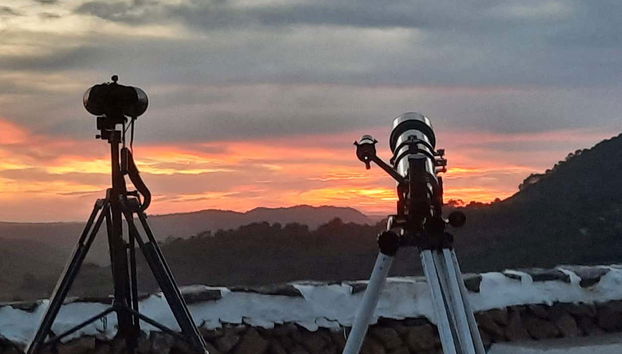 Utilizzeremo un binocolo per scorgere il cielo.