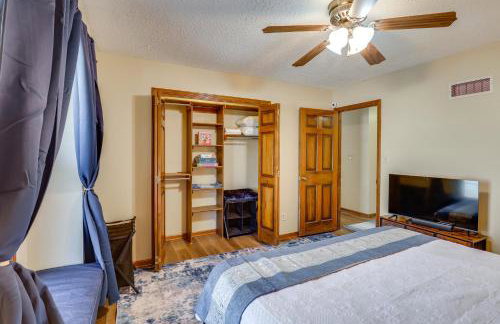 3,000-Sq-Ft Group Getaway with Pool Near Kansas City - Foto 14