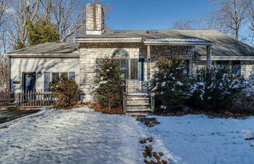 Lake Access and Private Hot Tub at Poconos Home! - Foto 34